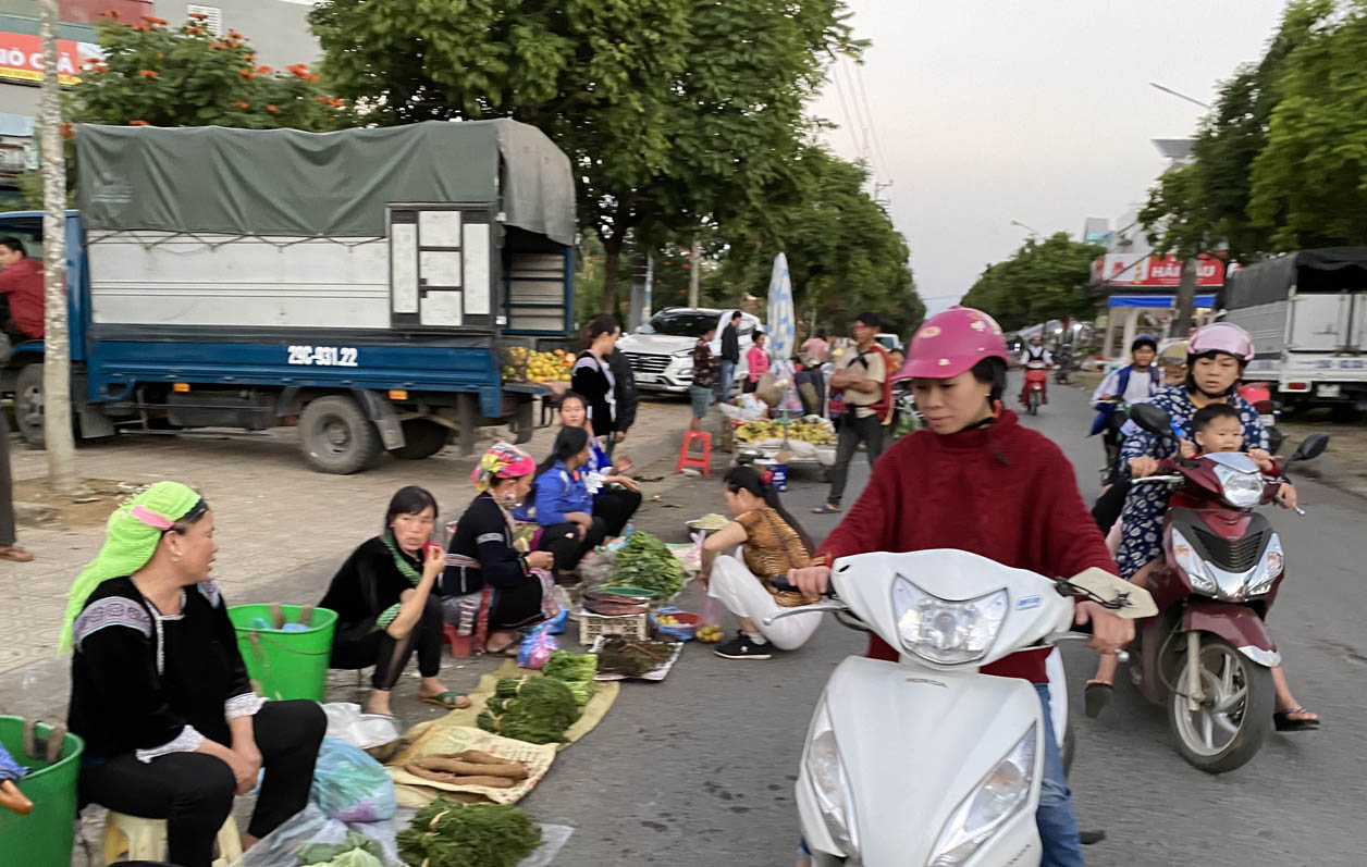 Chủ quan dịch Covid-19 đã được kiểm soát nhiều người dân không đeo khẩu trang khi đi đến nơi đông người (ảnh chụp tại khu vực chợ trung tâm thành phố Lai Châu lúc 17 giờ ngày 23/11).